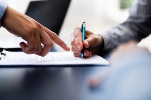 Firma de documento sobre contratación irregular, operación comercial y Administración Pública